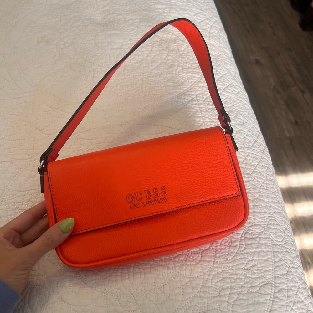 BRAND NEW GUESS LITTLE PURSE IT’S A BEUTIFUL BRIGHT ORANGE LITTLE PURSE